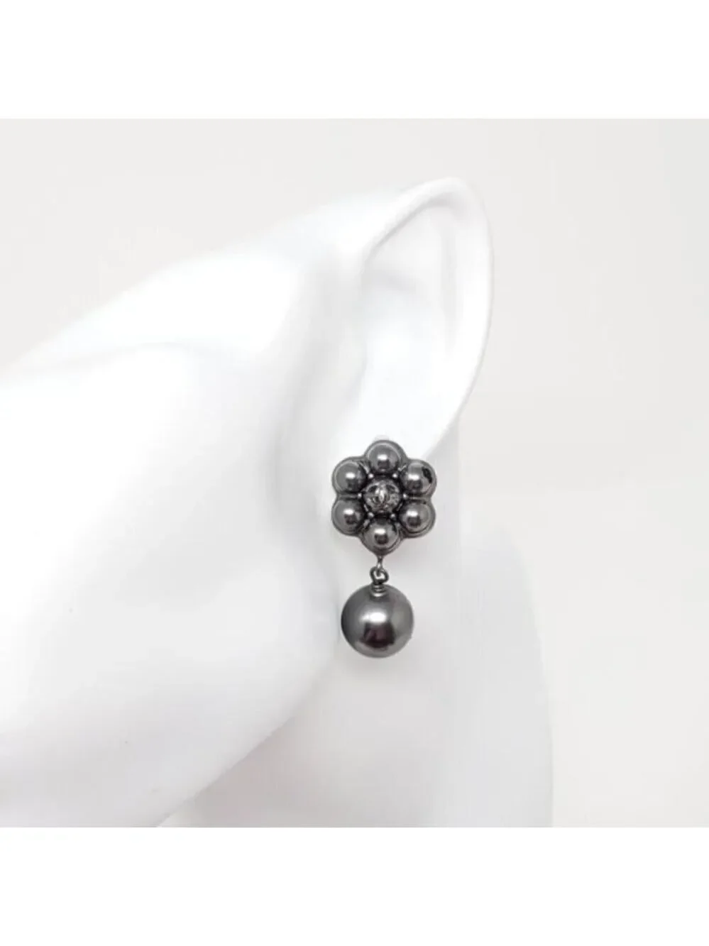 CHANEL Dark Grey CC Pearl Stud Earrings 370-102525
